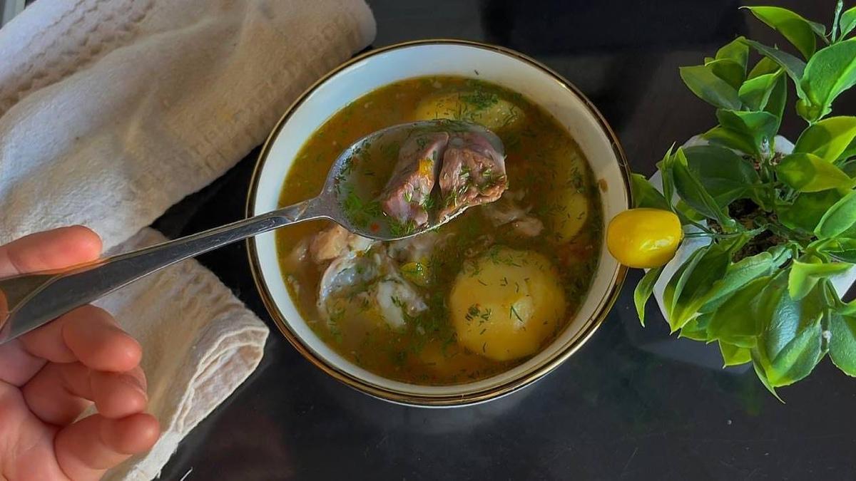 Шурпа, сервированная в суповой тарелке