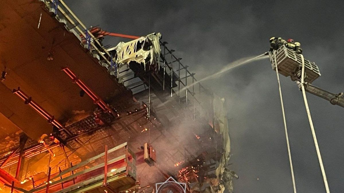 Пожарные тушат пожар