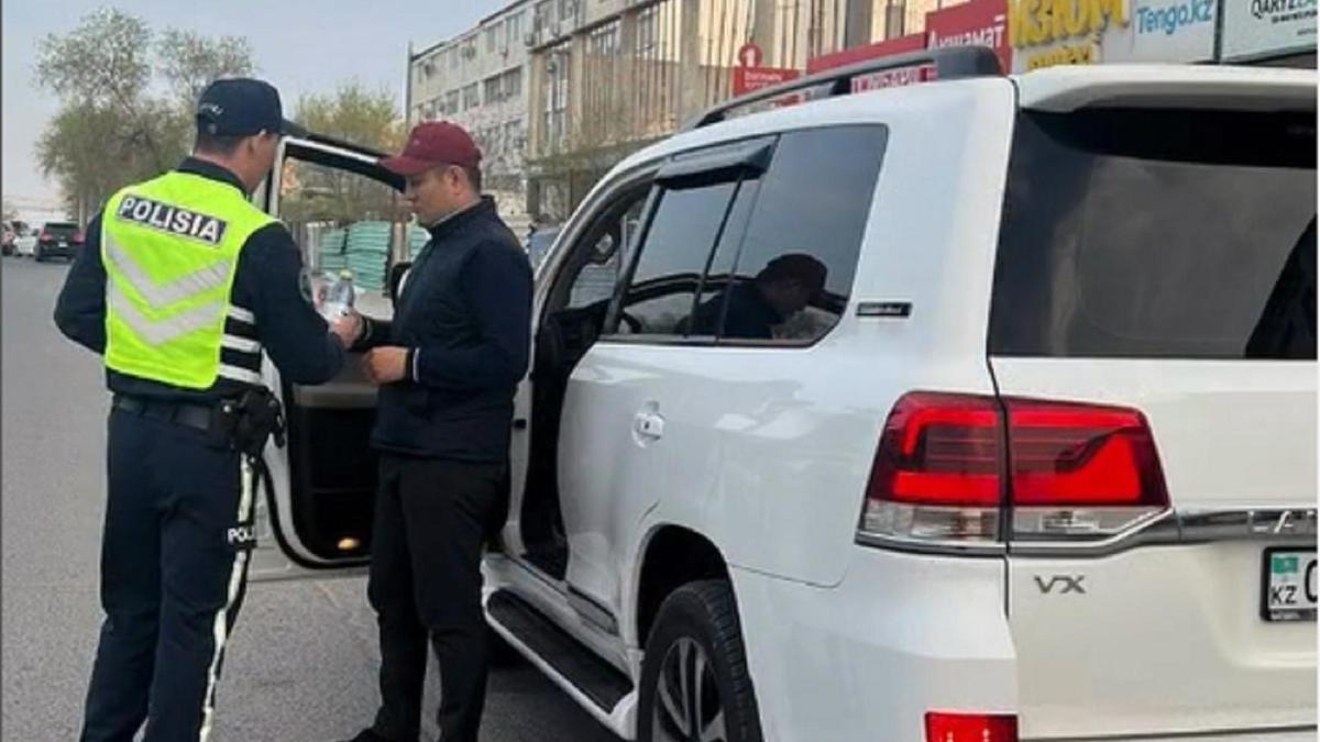 Маңғыстау полицейлері құрма таратуда Маңғыстау полицейлері құрма таратуда