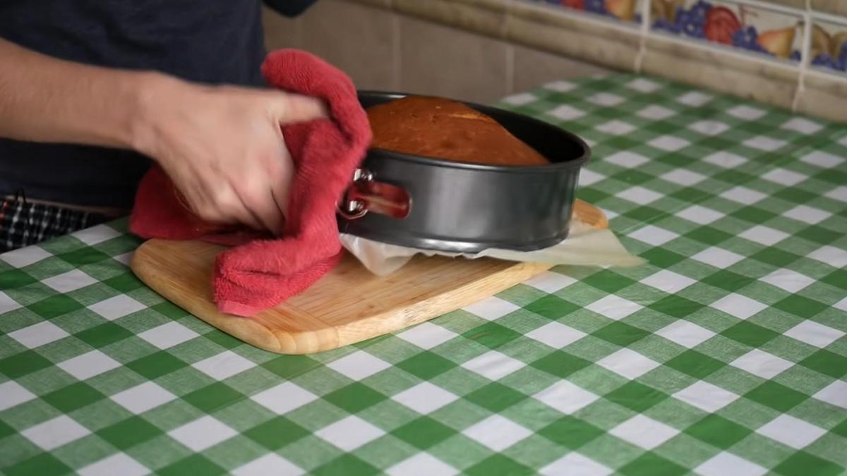 Испеченный пирог в форме ставят на доску