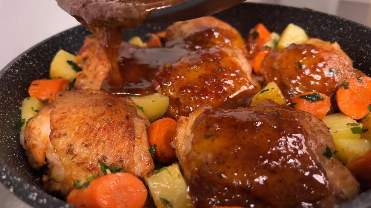 Куриные бедра на подушке из картофеля и моркови в соусе