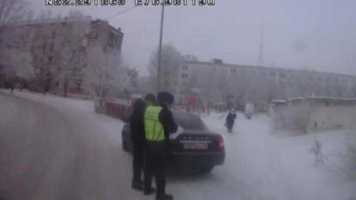 Полицейский проверяет документы
