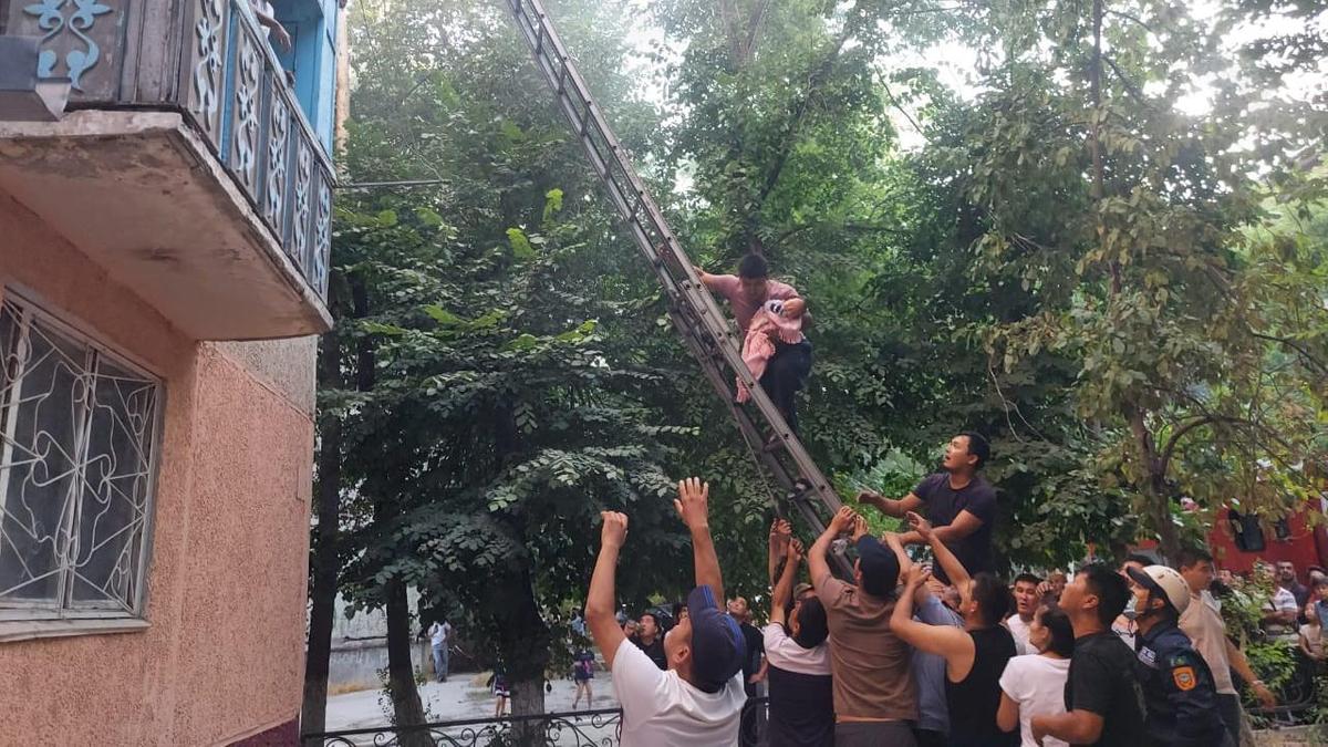 Спасение ребенка из горящего дома