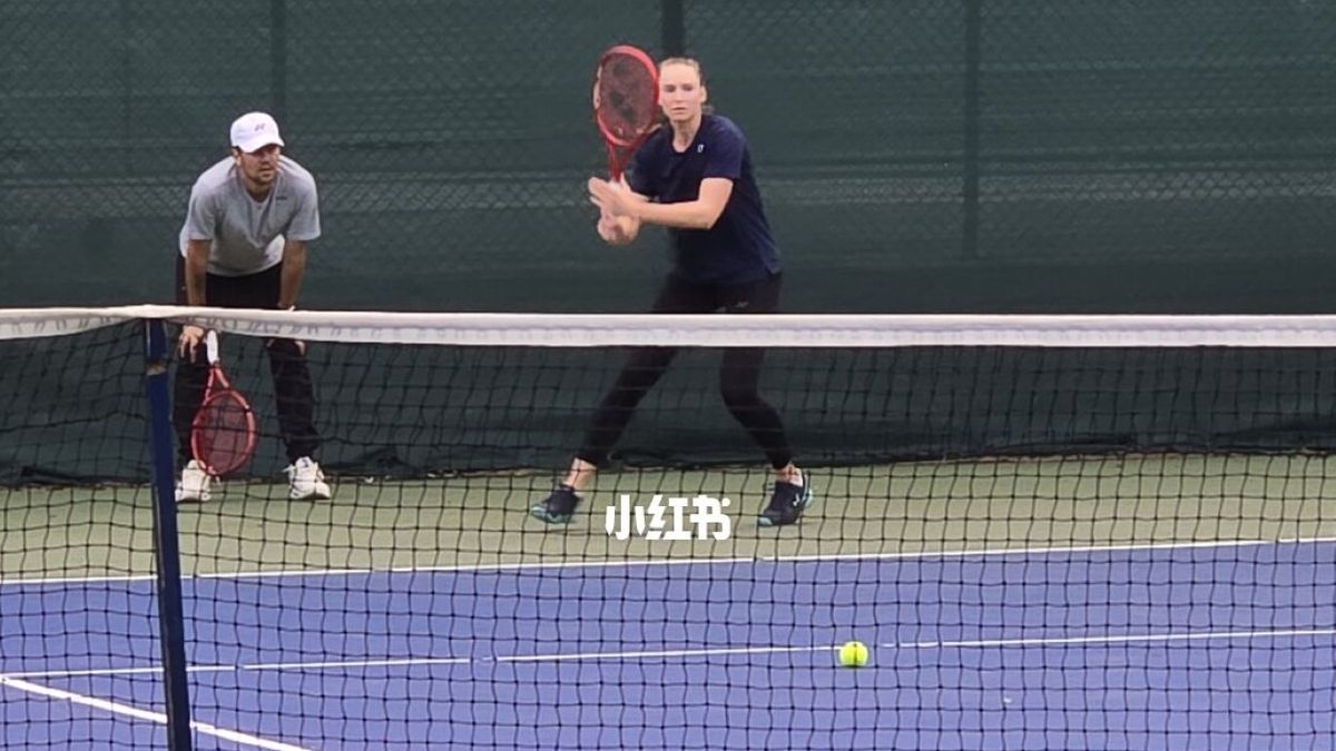 Елена Рыбакина с тренером Стефано Вуковым