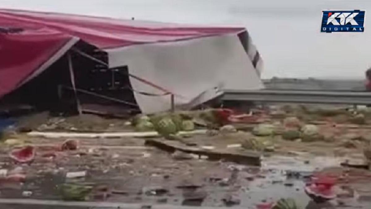 Арбузы рассыпались по трассе в Жамбылской области