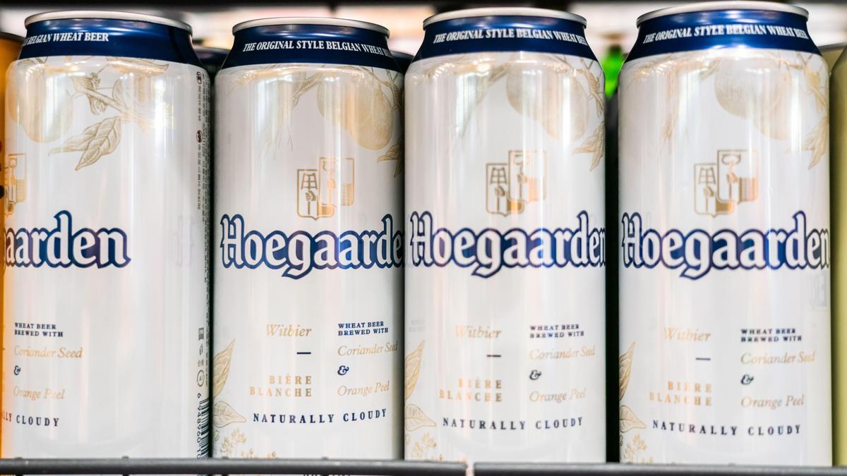 Банки пива Hoegaarden