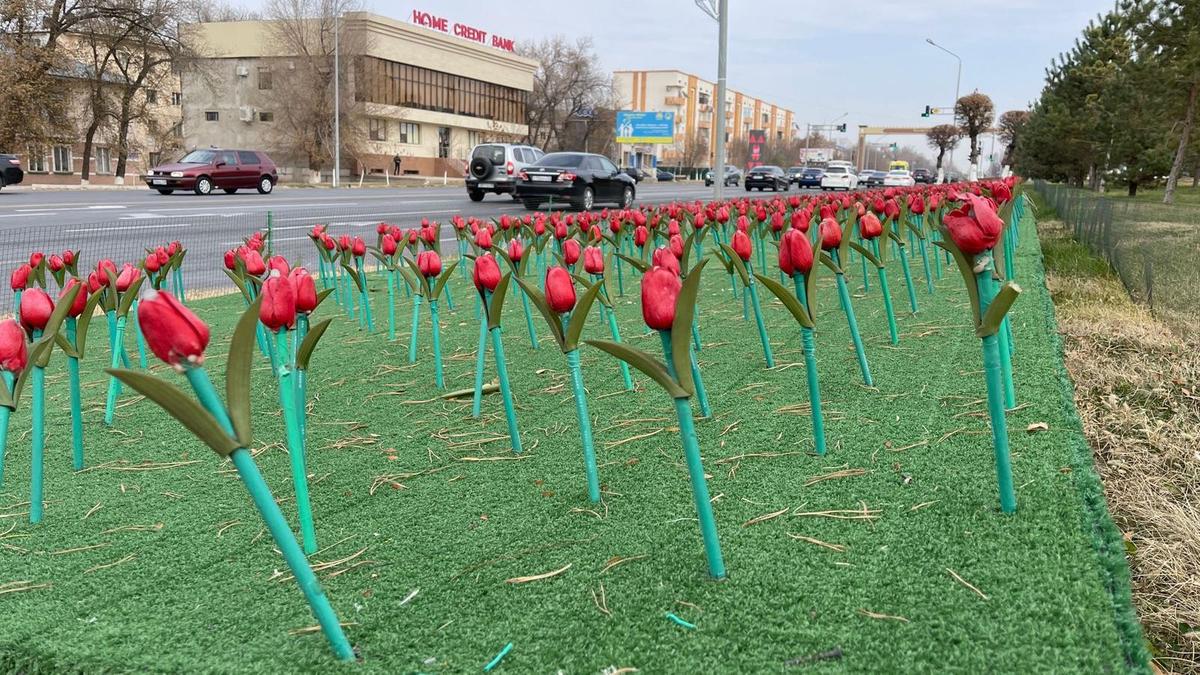 Пластиковые тюльпаны в Таразе