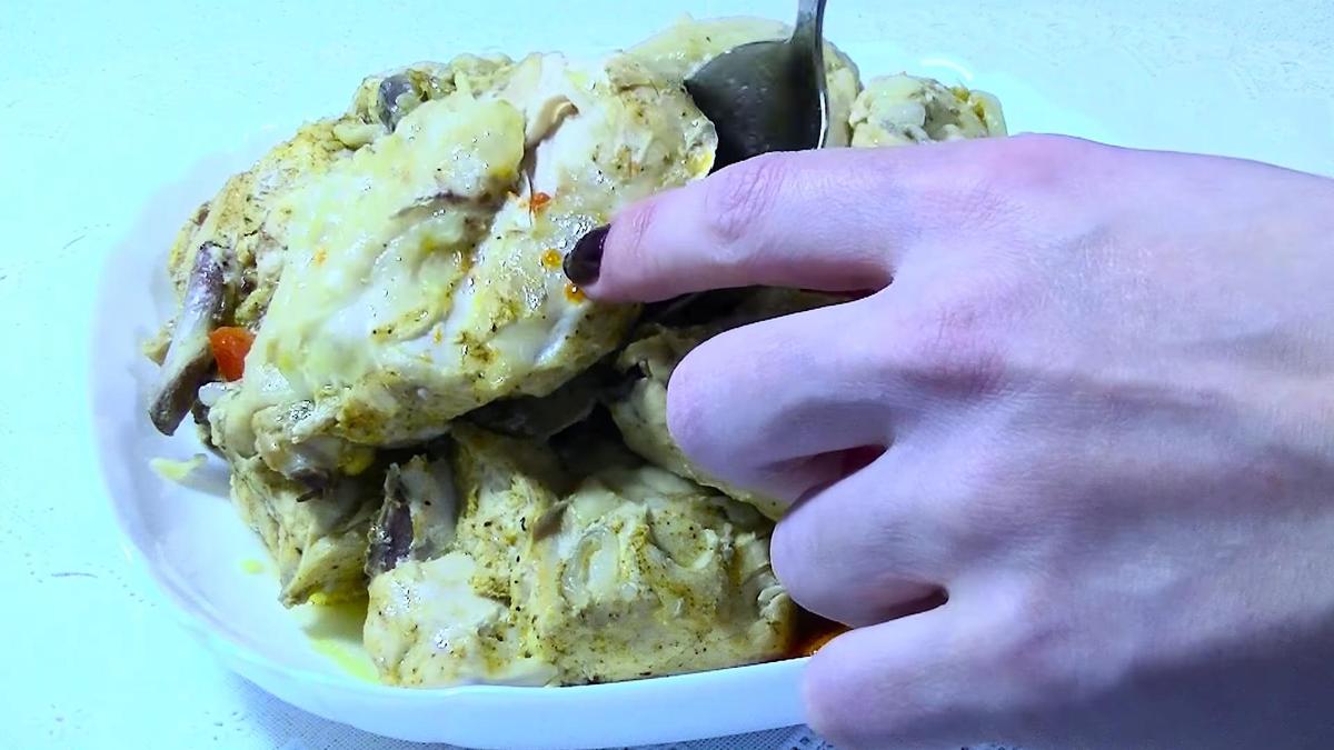 Курицу выкладывают на тарелку