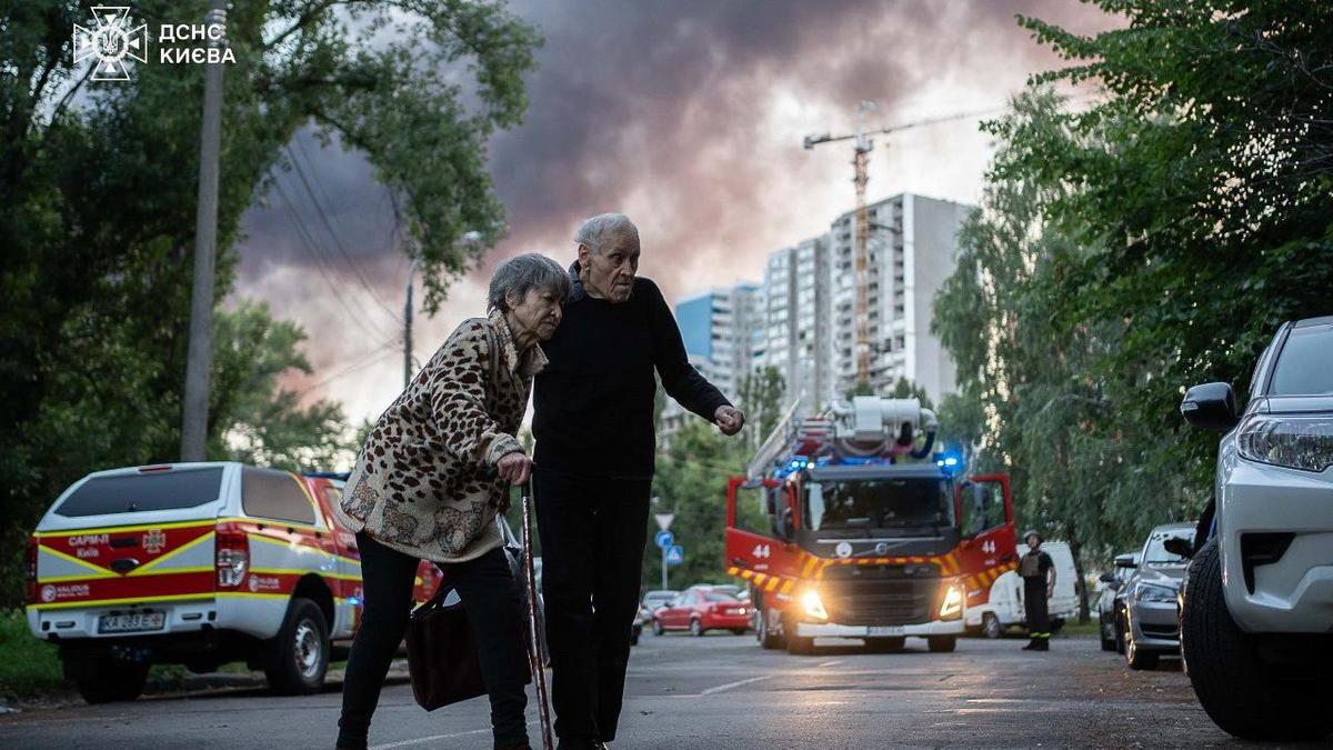 Пожилая пара после атаки на Киев