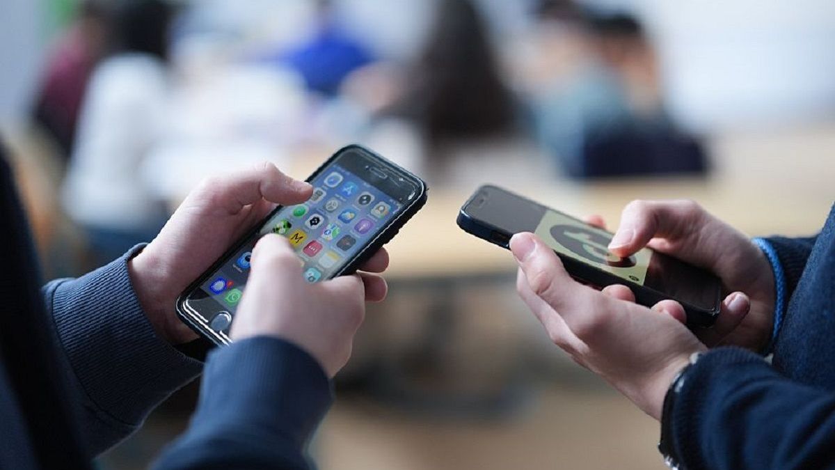 Школьники с телефонами в руках