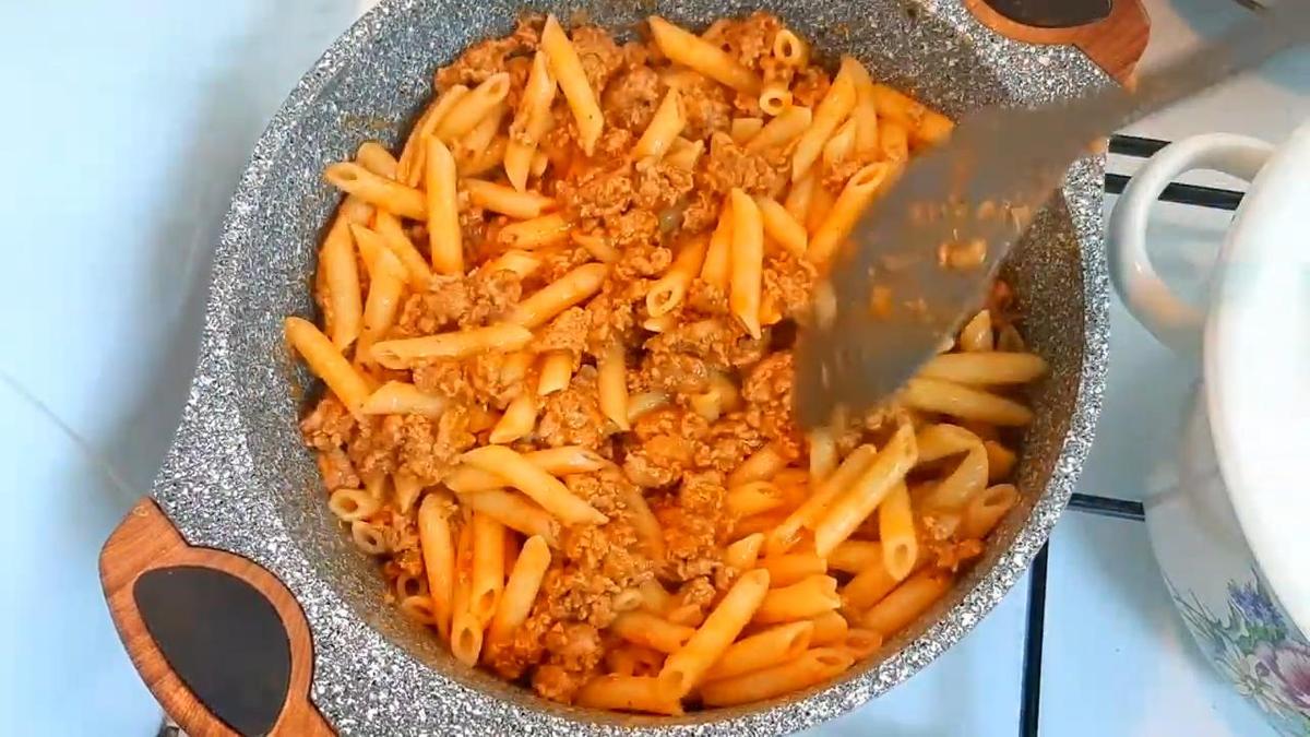 Смешивание макарон с фаршем и луком