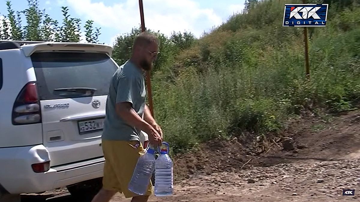 "Нам только снится": жители микрорайона Алматы 11 лет живут без воды, дорог и канализации