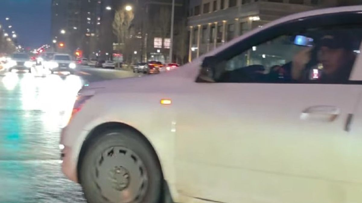 Водитель показывает средний палец