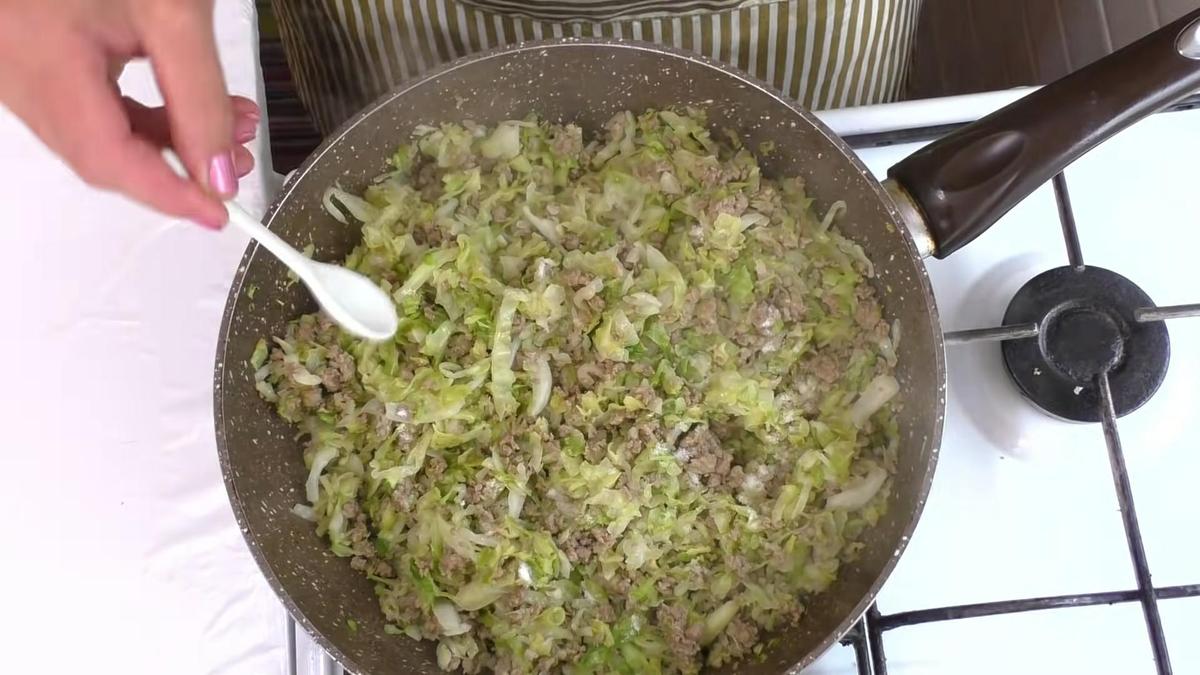 В сковороду с тушеной капустой насыпают специи