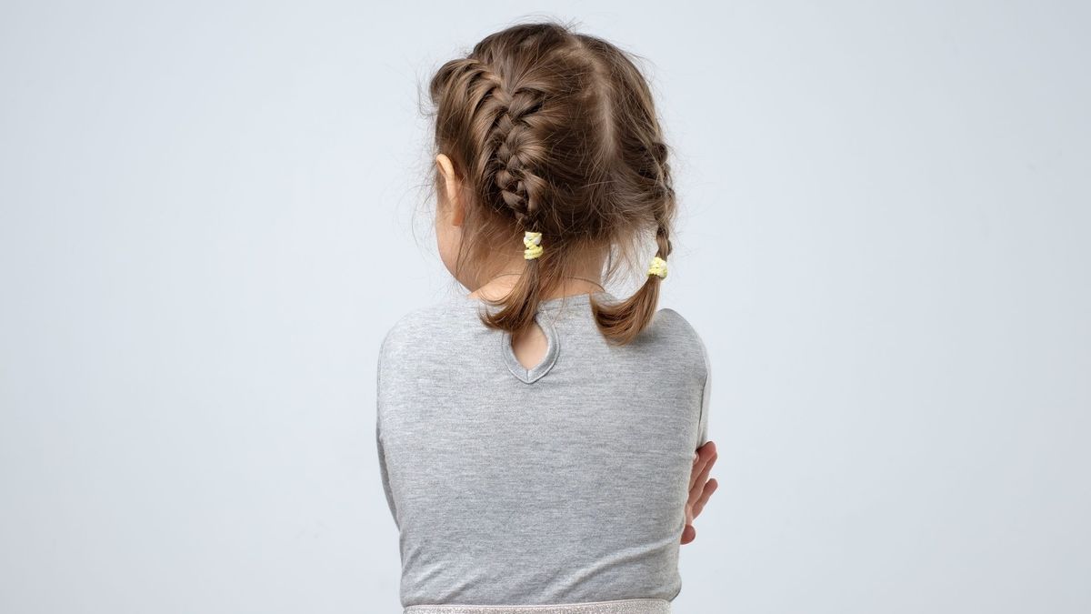 Девочка сидит в комнате