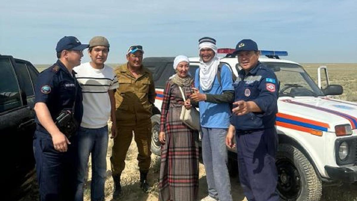 Полицейские и пропавший мужчина стоят у авто