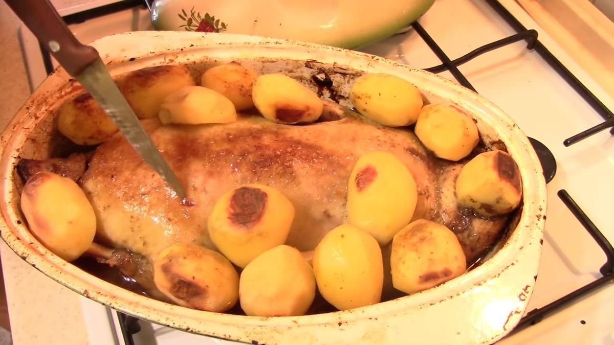 Утка с картофелем в утятнице. В птице делают прокол ножом