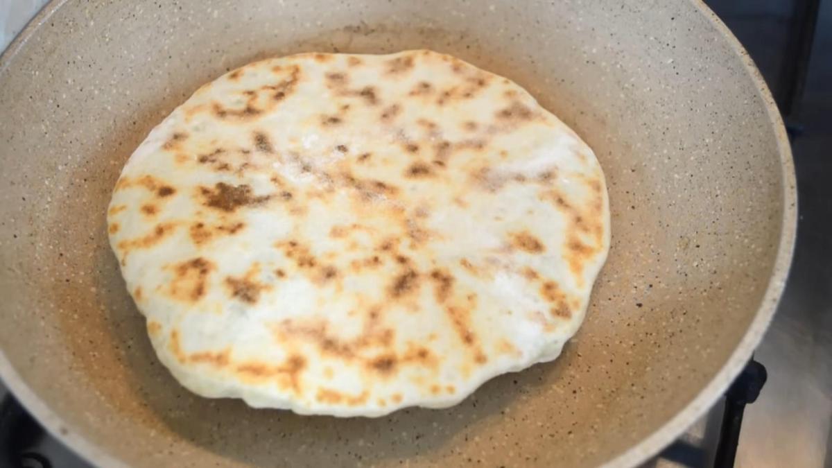 На сковороде жарится хычин