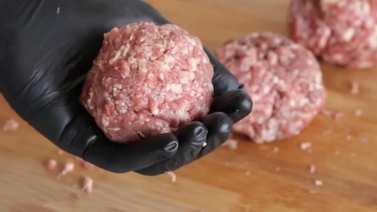 Шар из мясного фарша в руке