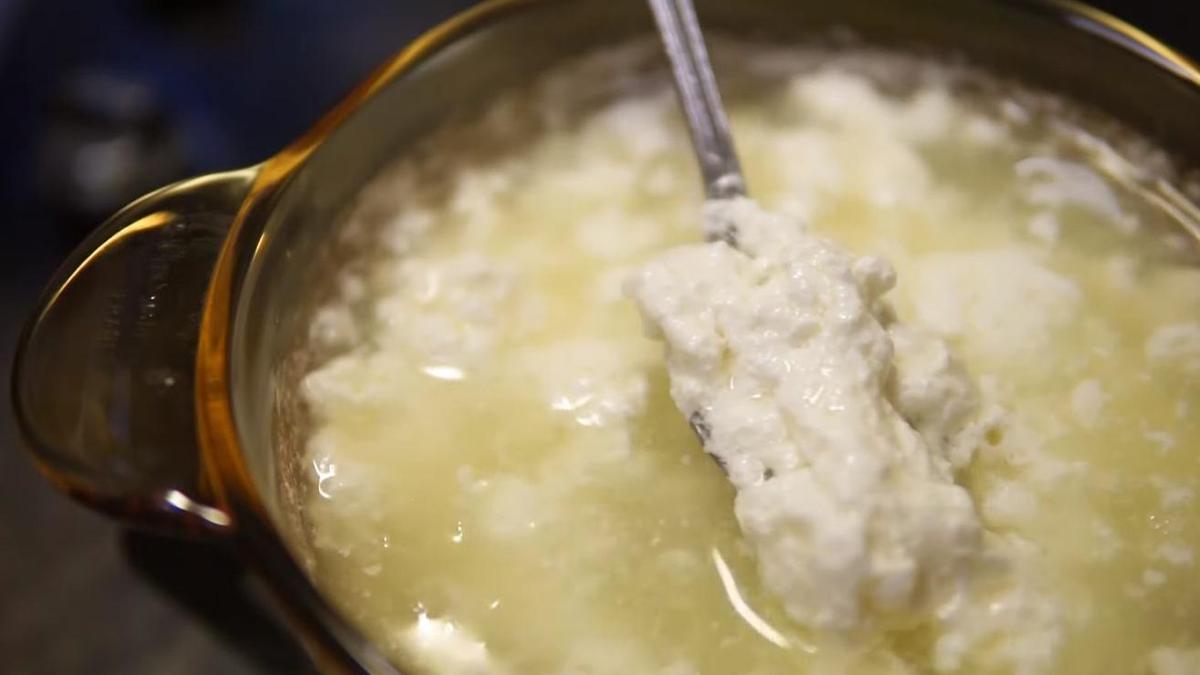 Сырная масса отделилась от сыворотки