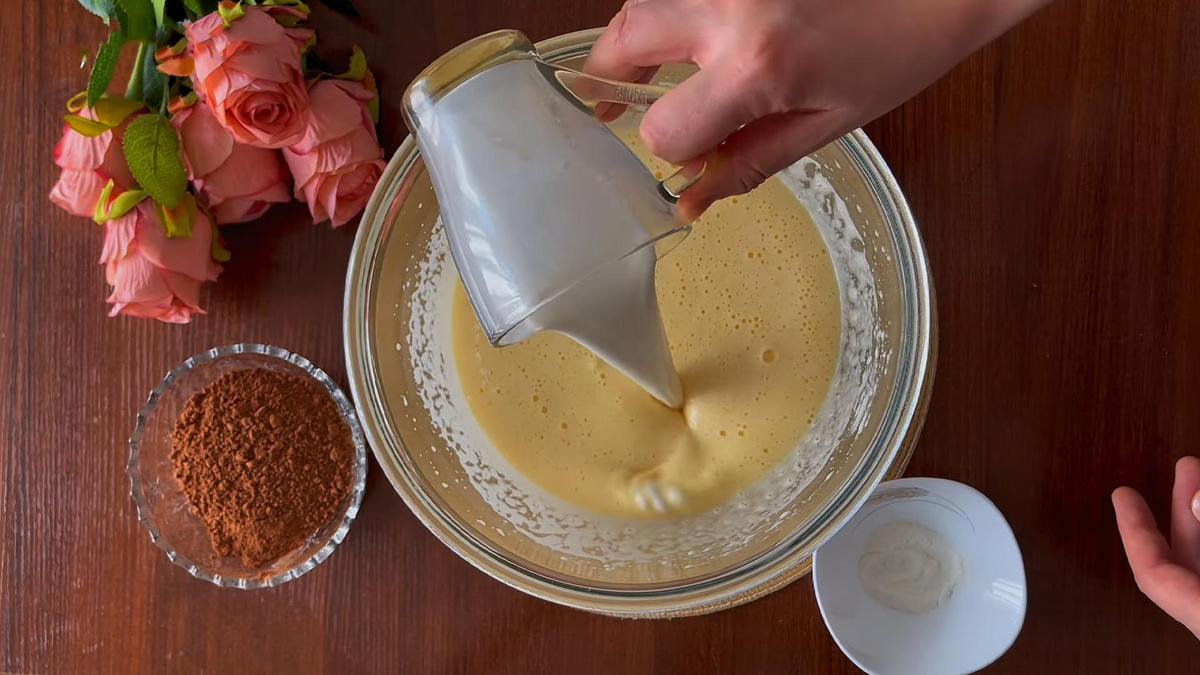 В миску к взбитым яйцам наливают молоко