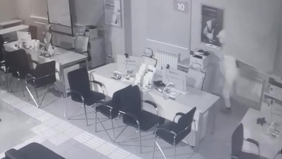 Мужчина проник в здание через окно Мужчина проник в здание через окно