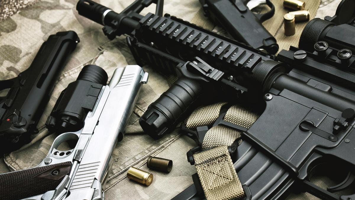 Пистолеты, автомат, патроны