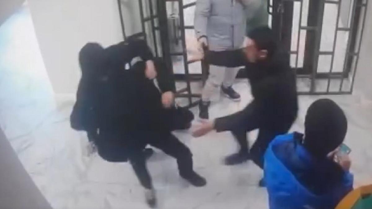Вооруженное нападение в москве. Вооруженное нападение. Вооруженное нападение на улице. Нападение на полицейского.