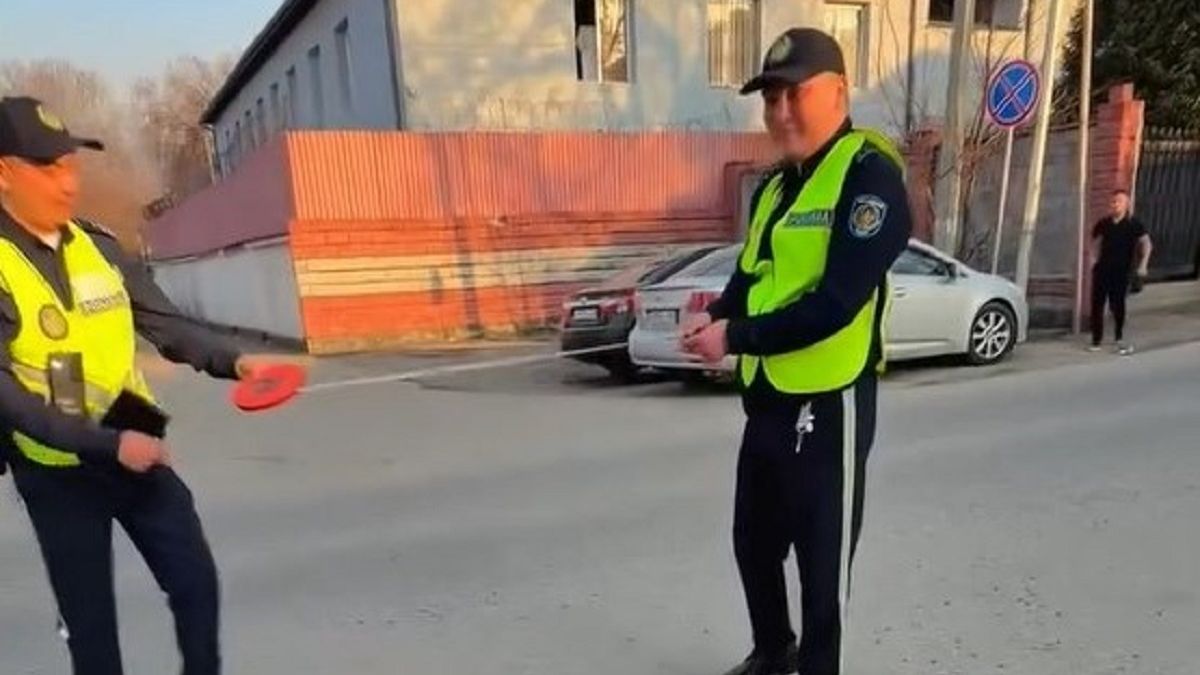 Полицейские отмеряют расстояние
