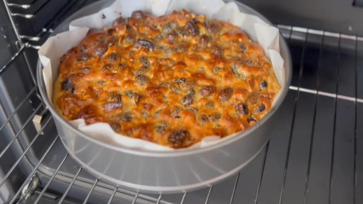 Испеченный пирог достают из духовки