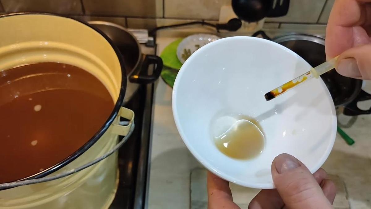 В сусло добавляется спиртовый раствор йода