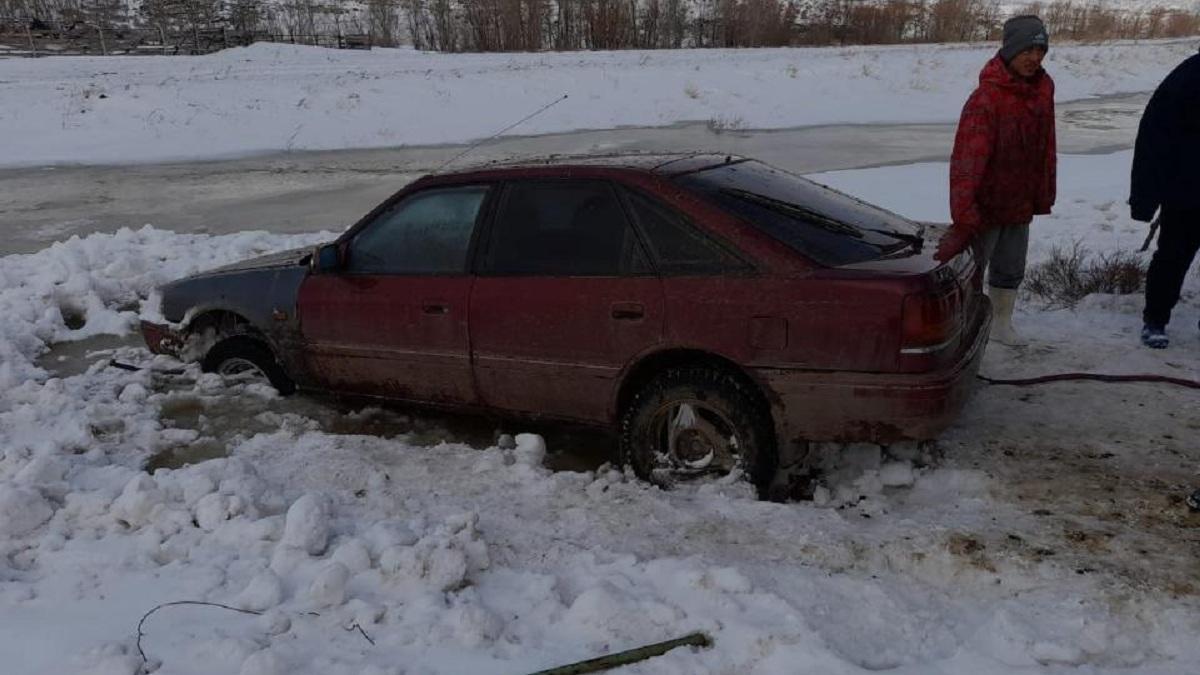 Застрявший в снегу автомобиль