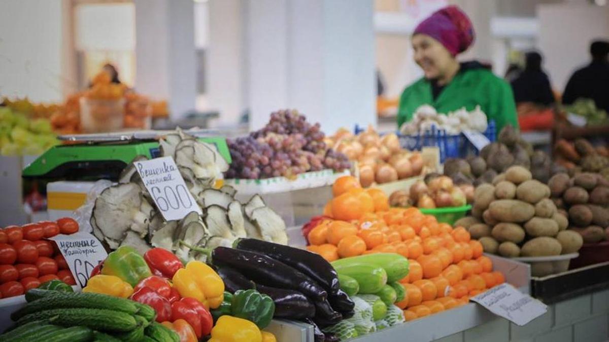 Продавец овощей на рынке Продавец овощей на рынке