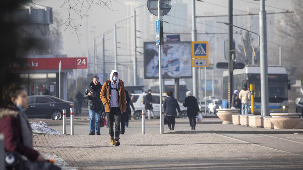 Люди в масках идут по городу