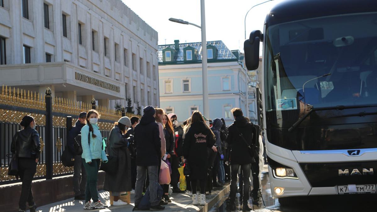 автобус, посольство, студенты, люди