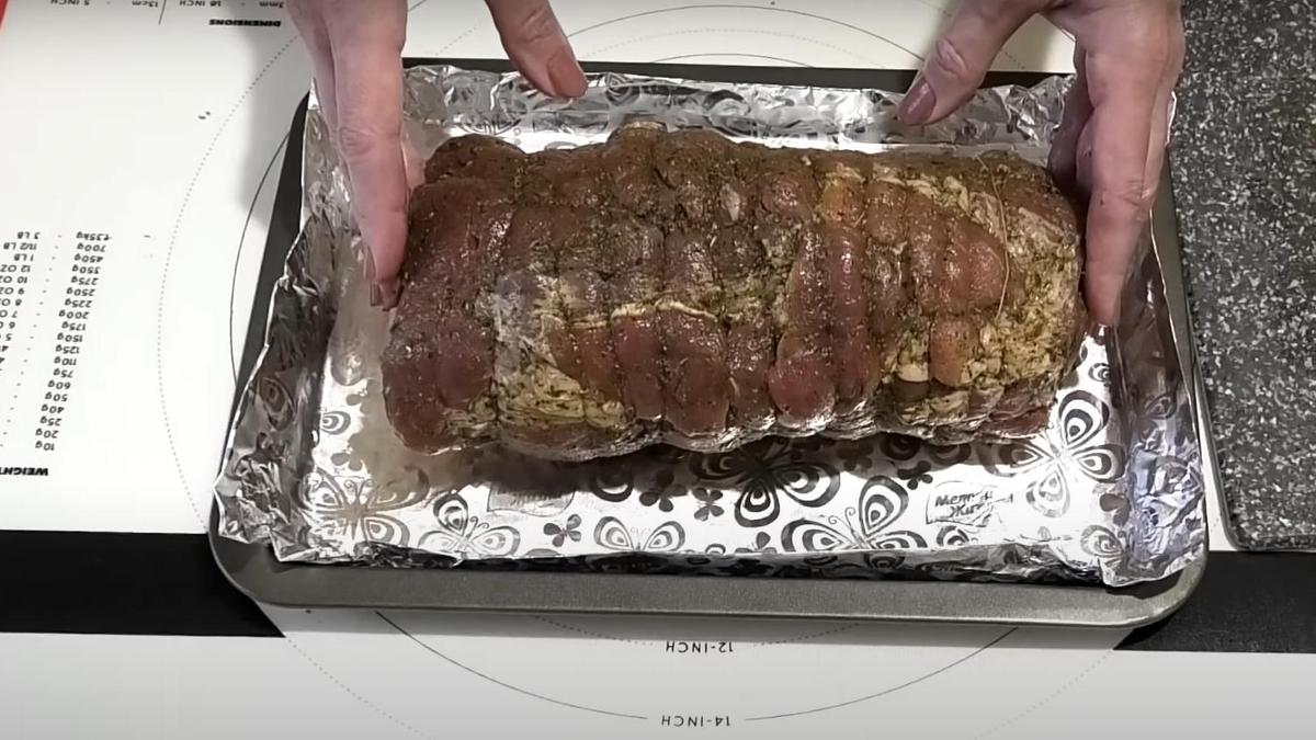 Буженину выкладывают на противень, застеленный фольгой