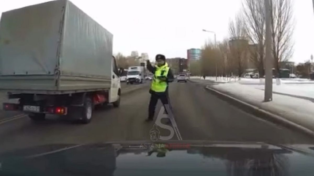 Полицейский на проезжей части