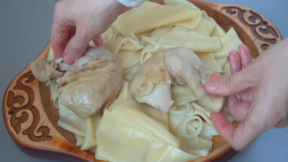 Отварные куриные окорока на сваренном тесте