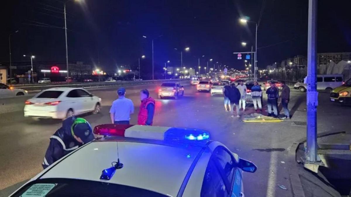 Полицейские и очевидцы на месте ДТП