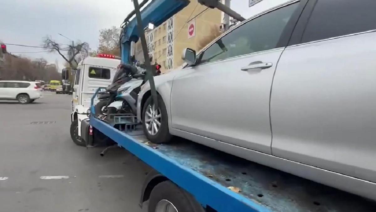 Машину увозит эвакуатор