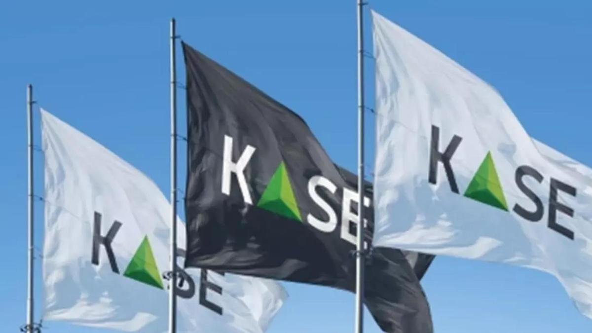KASE логотипі бейнеленген жалаулар KASE логотипі бейнеленген жалаулар