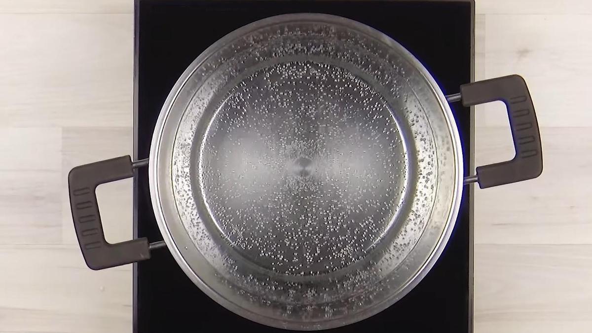 Вода нагревается в кастрюле