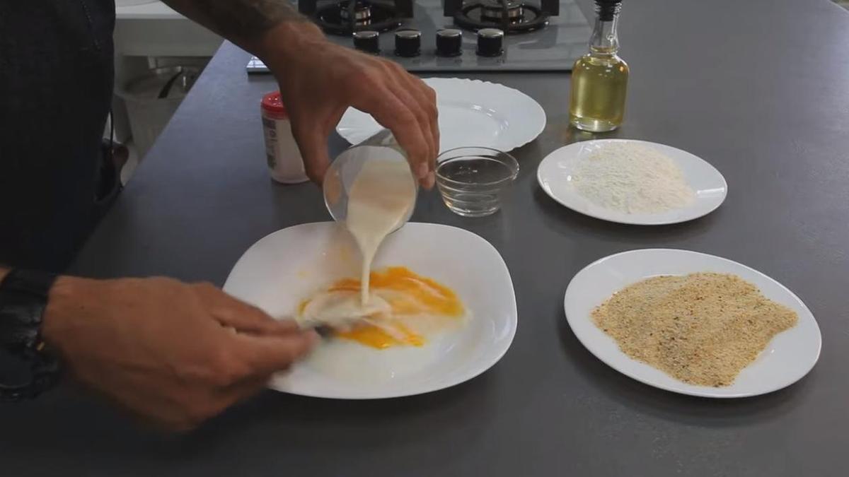 Сделайте льезон из яйца и молока