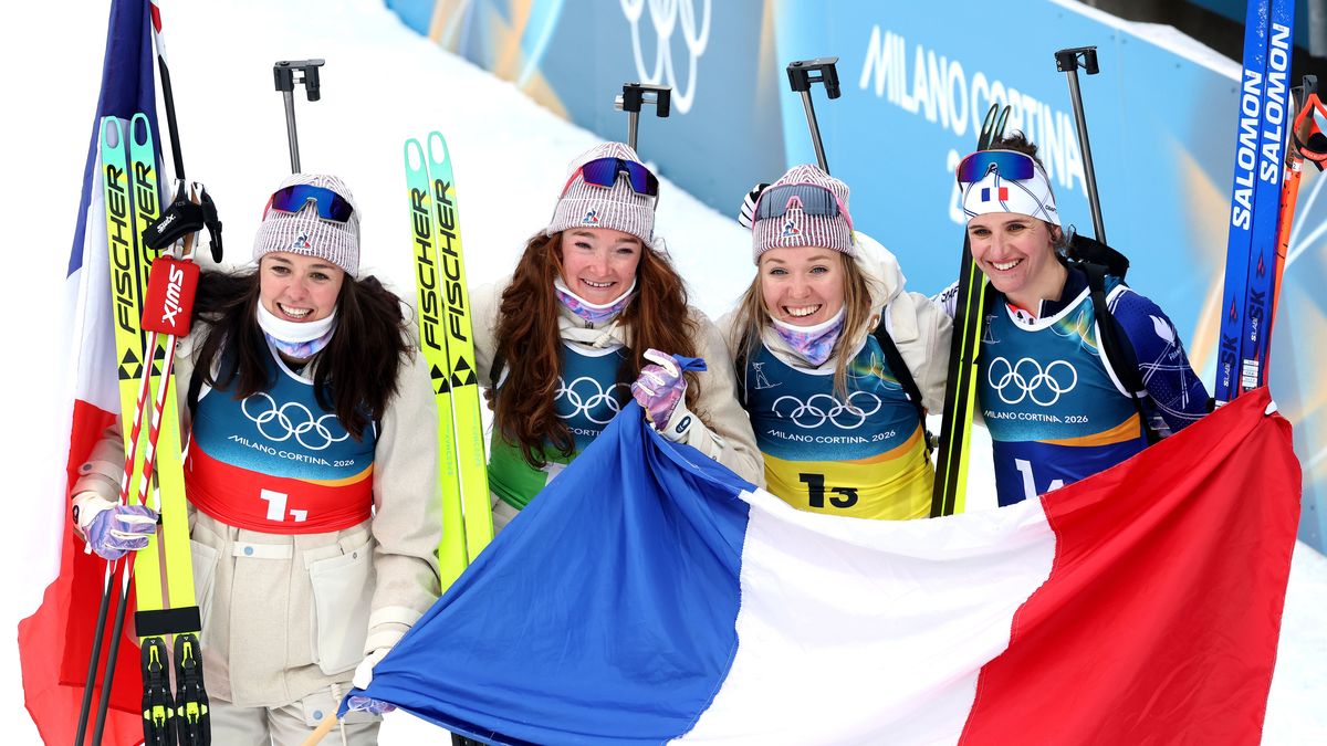 Французские биатлонистки Камиль Бене, Лу Жанмонно, Осеан Мишлон и Жюлия Симон (слева направо)