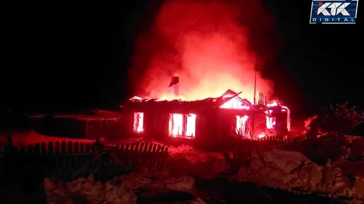 Горит частный дом