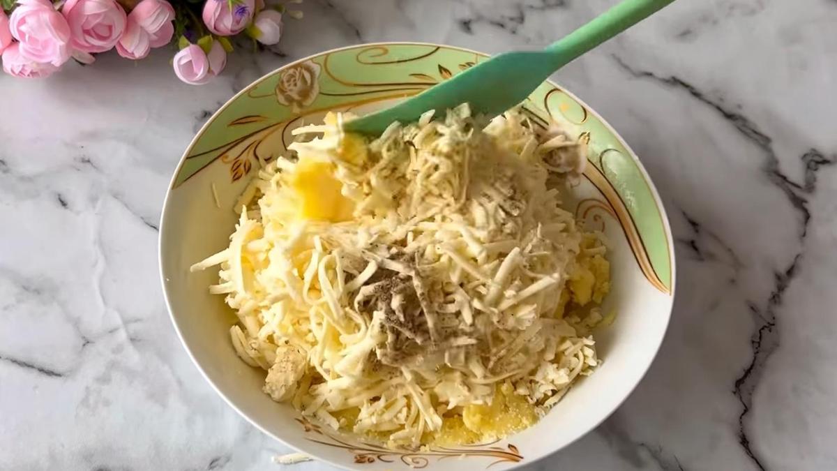 В тарелке тертый сыр и картофельное пюре