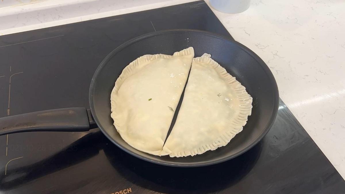 Кутабы готовят на сковороде