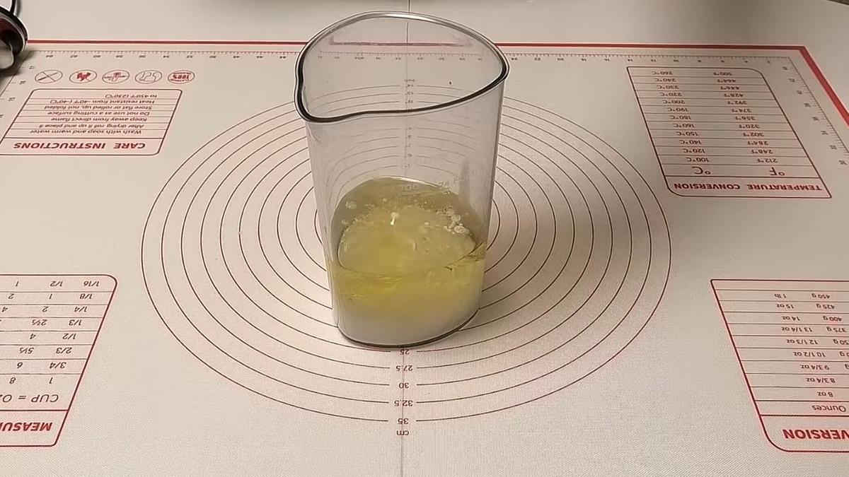 Молоко и масло налиты в стакан погружного блендера