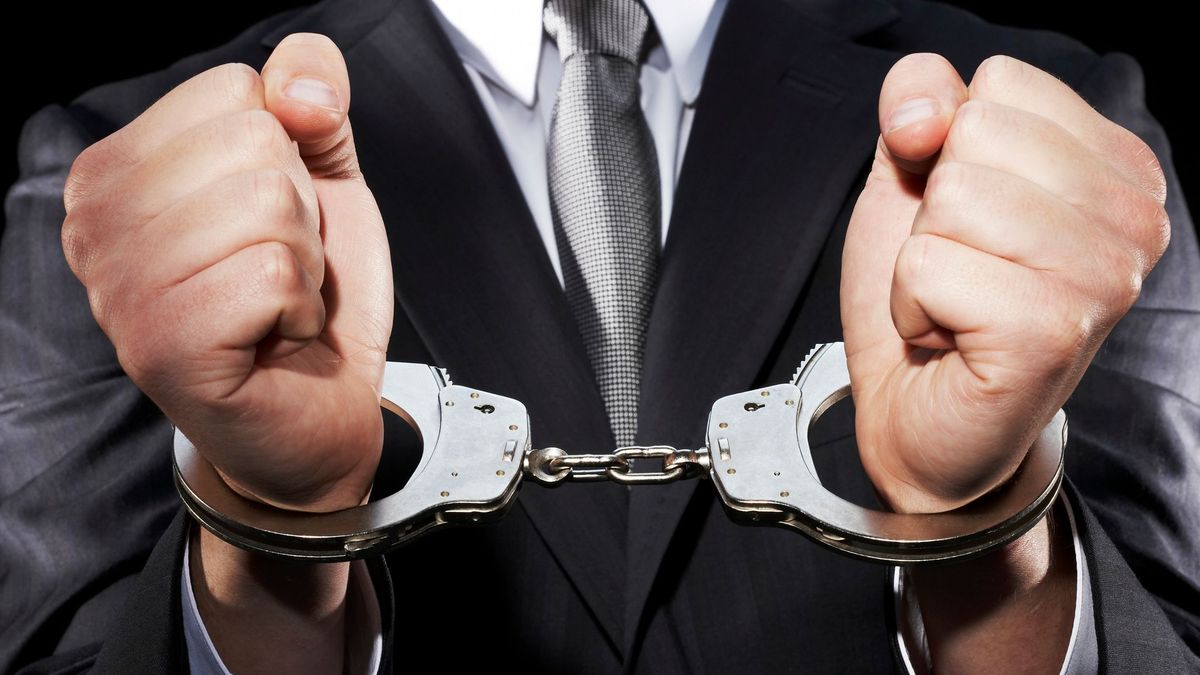 Мужчина в наручниках