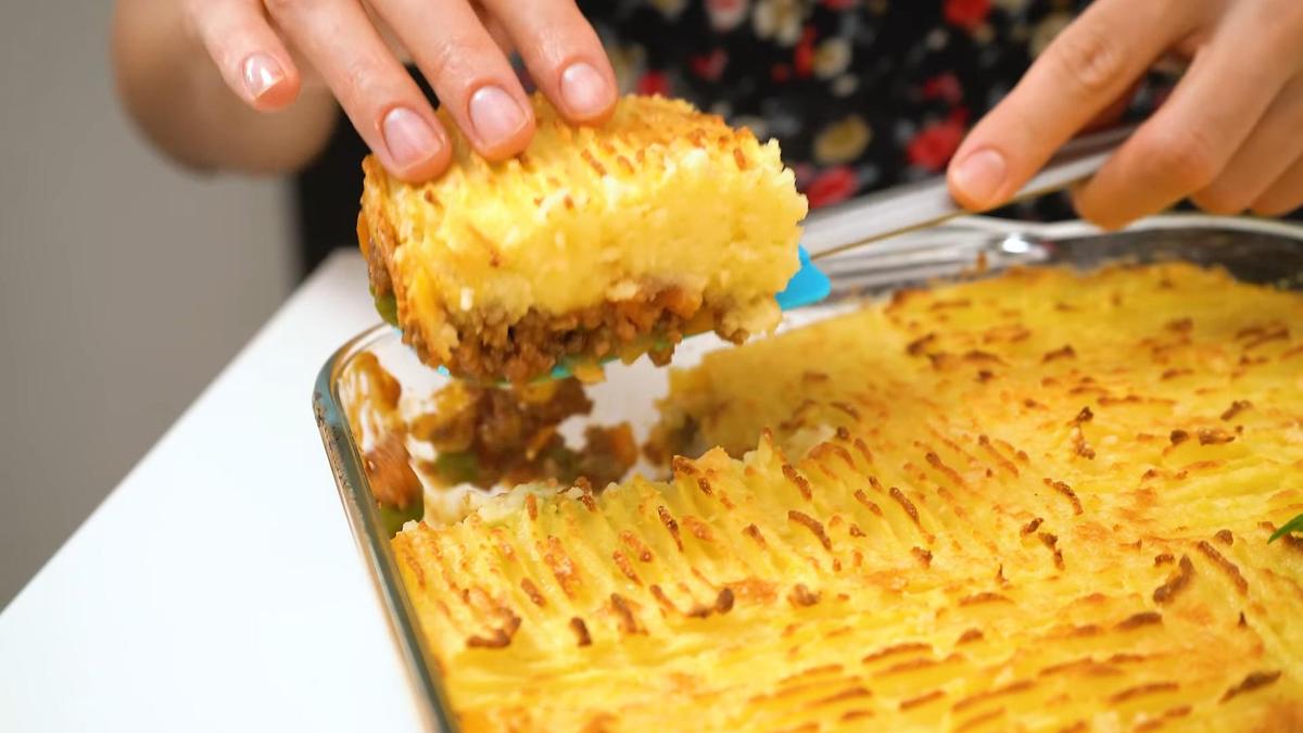 Нарезание пастушьего пирога в форме для выпекания